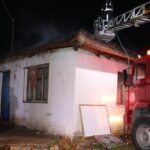 Odunlukta başlayan yangın, evin çatısına sıçradı