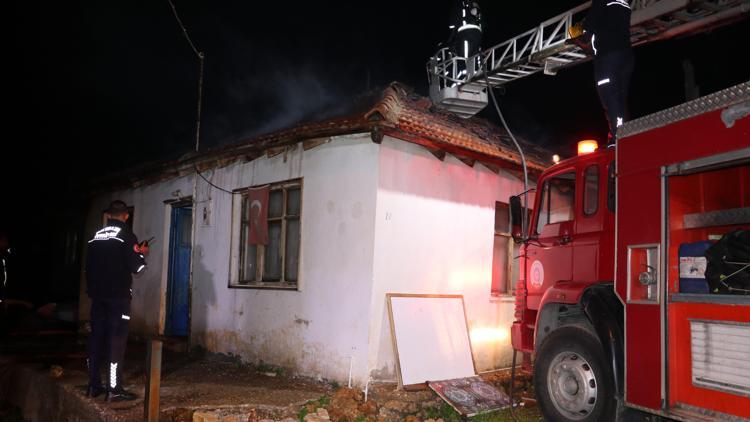 Odunlukta başlayan yangın, evin çatısına sıçradı