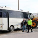 Midibüs ile iş makinesi çarpıştı; 15i çocuk, 23 yaralı