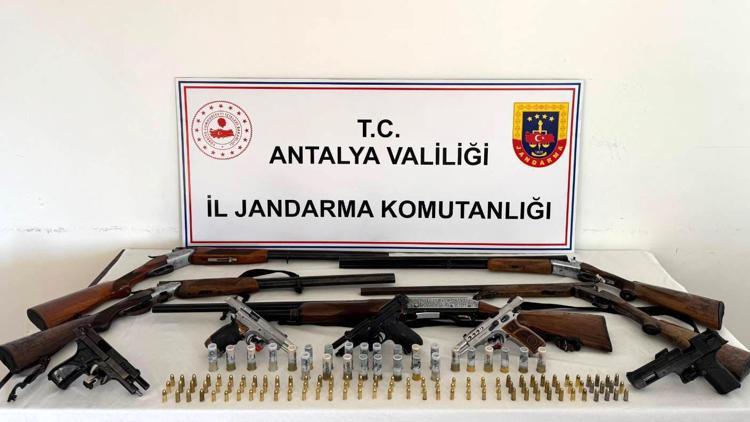 Antalyada ruhsatsız 5 tabanca ve 5 av tüfeği ele geçirildi