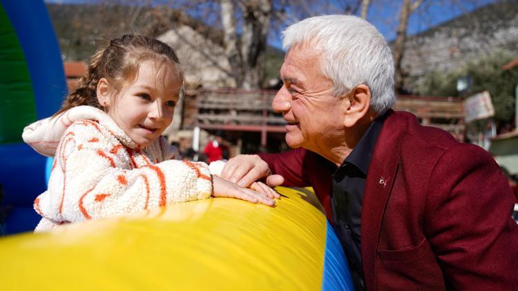 Başkan Mustafa Geyikçiden çocuklara sürpriz