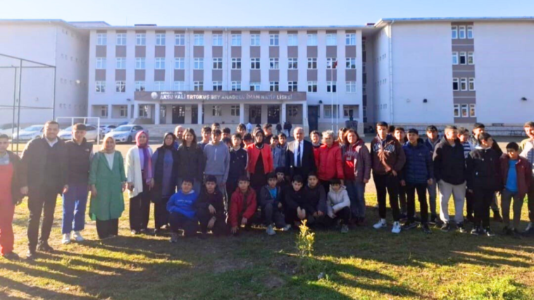 Aksu'da öğretmen ve öğrenciler zeytin fidanı dikti