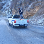 Alanya'da mahalle yollarında buzlanmaya karşı tuzlama yapılıyor