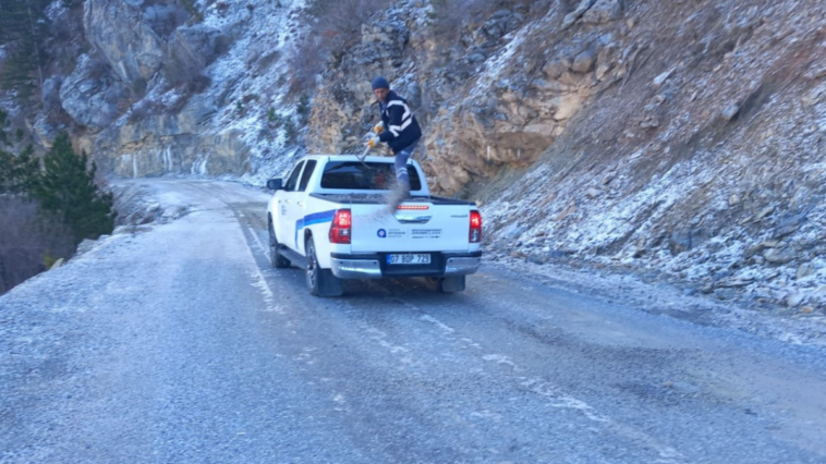 Alanya'da mahalle yollarında buzlanmaya karşı tuzlama yapılıyor
