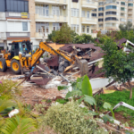 Alanya'da parkı işgal eden restoran kaldırıldı