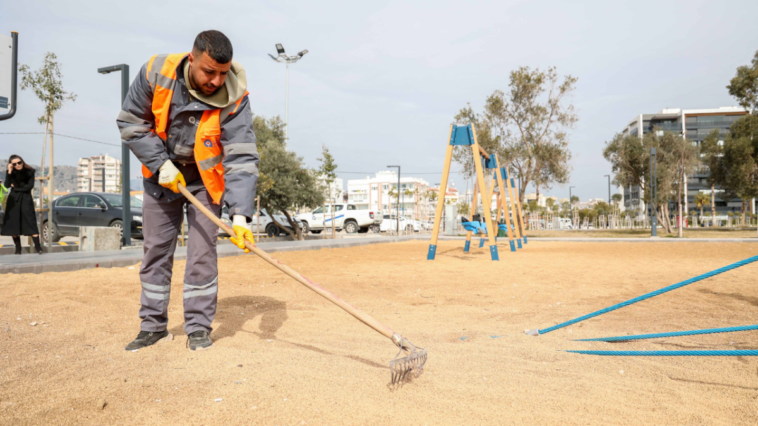 Antalya'da parkların zemini zeytin çekirdeği ile kaplanıyor