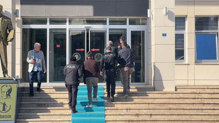 AVM'nin ahşap paletini çaldılar