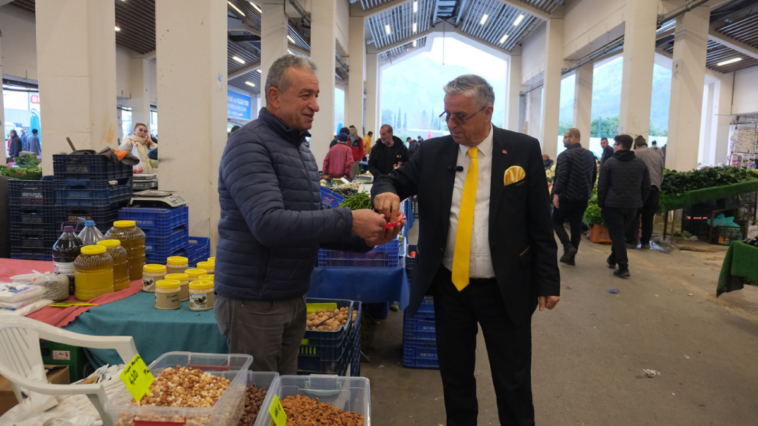 Başkan Topaloğlu'ndan pazar ziyareti