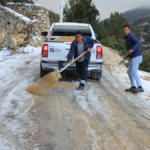 Büyükşehir'den buz tutan yollarda tuzlama çalışması