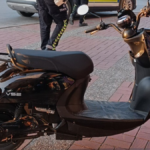 Devrilen motorlu bisikletteki 2 kişi yaralandı