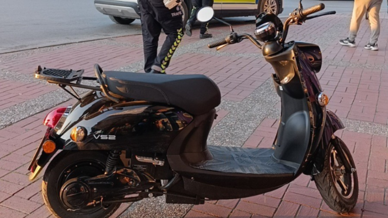 Devrilen motorlu bisikletteki 2 kişi yaralandı