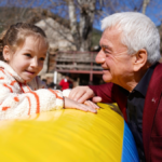 Finike'nin 'Başkan Dede'den çocuklara sürpriz