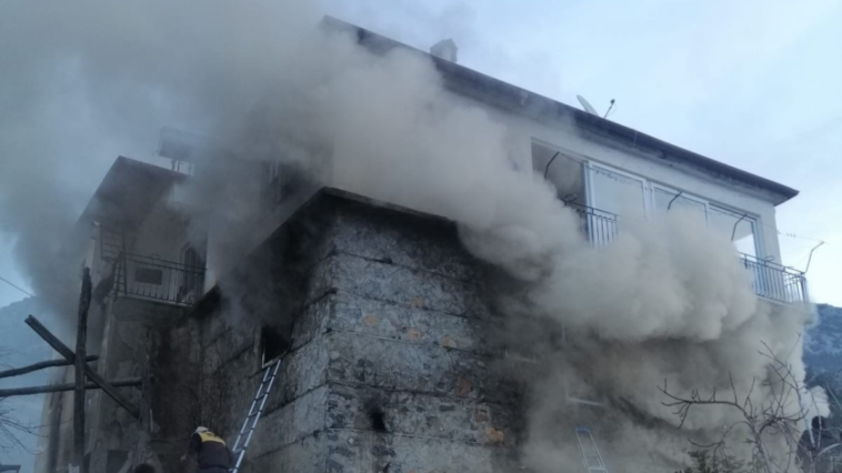 Gazipaşa’da iki katlı müstakil evde korkutan yangın