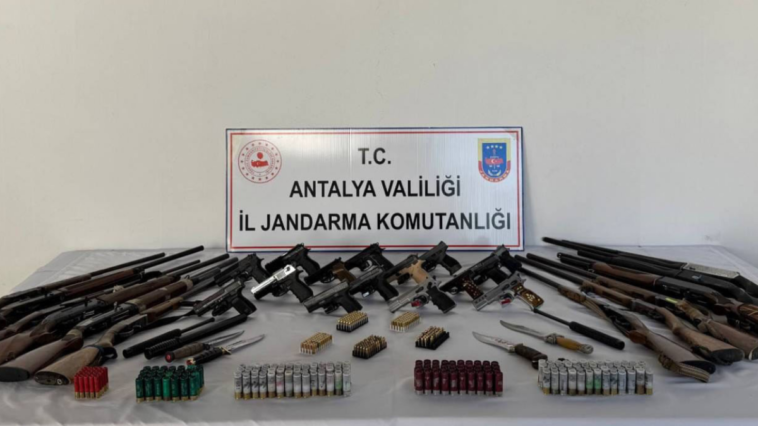 Gazipaşa'da ruhsatsız 15 tabanca ve 12 av tüfeği yakalandı