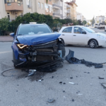 İki araç çarpıştı sürücülerden biri hastaneye kaldırıldı