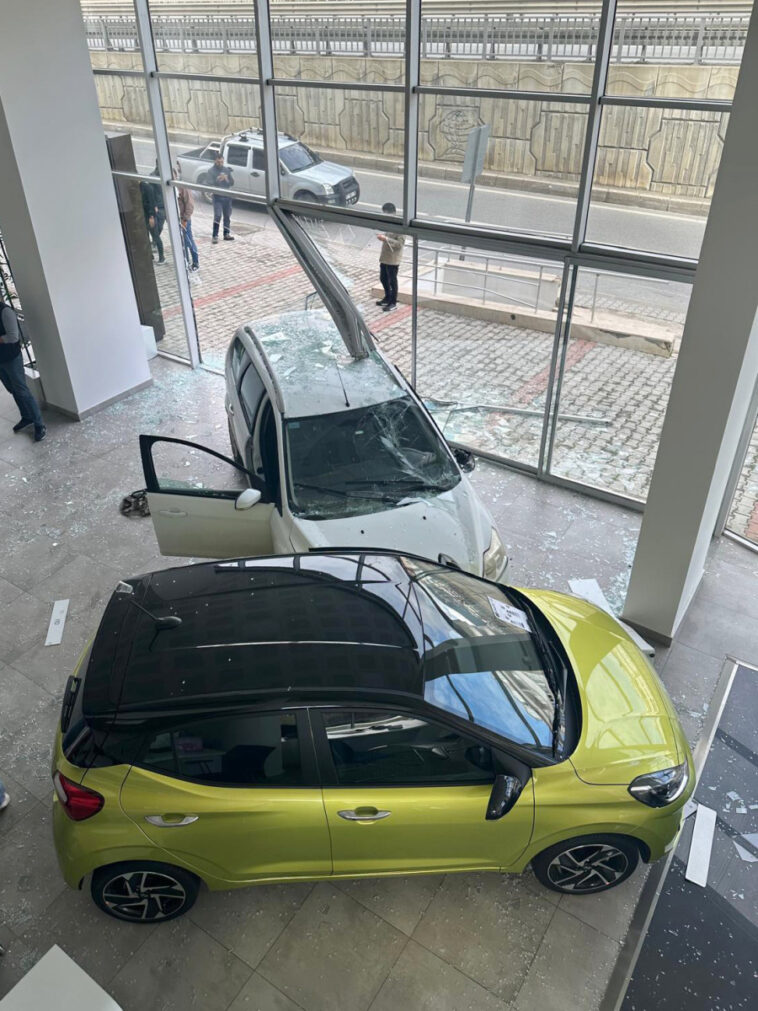 Kamyonetle çarpışan otomobil, bayiye daldı