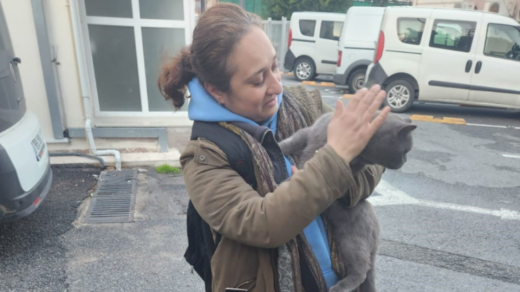 Kedisine kavuştu, büyük sevinç yaşadı