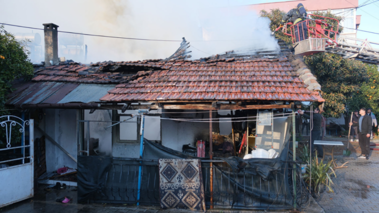Kemer’de ev yangını