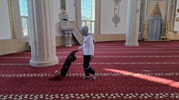 Kemer'de ramazan öncesinde camilerde temizlik çalışması