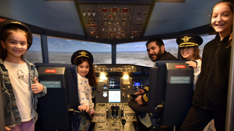 Kepez’de çocuklar yolcu uçağı kullandı