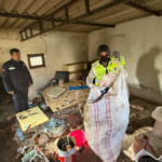 Kepez'de çöp dolu ev temizlendi