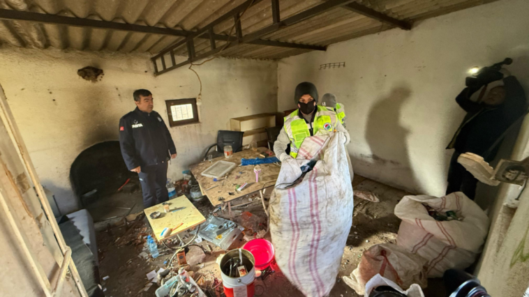 Kepez'de çöp dolu ev temizlendi