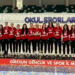 Kepez'in hentbolcuları şampiyonluk kupasıyla döndü