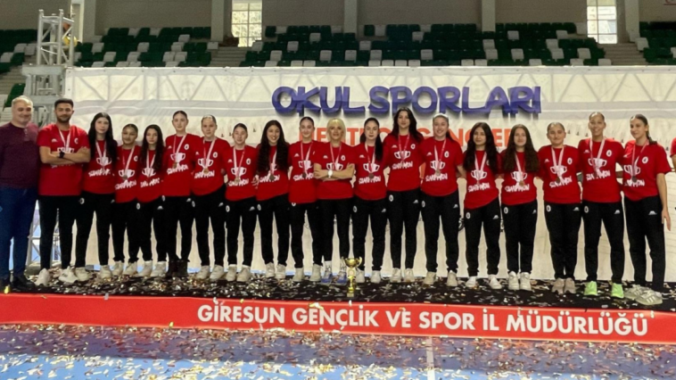 Kepez'in hentbolcuları şampiyonluk kupasıyla döndü