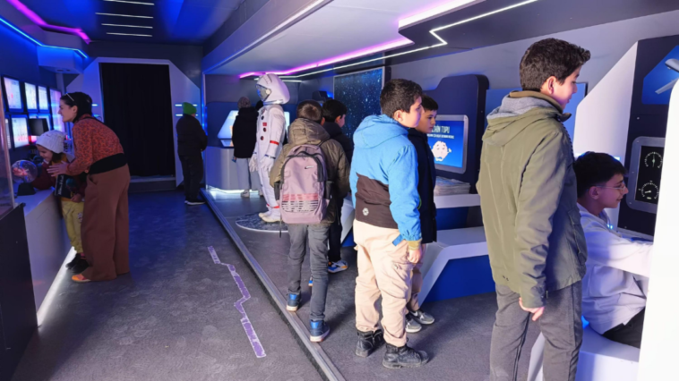 Kepez'in Mobil Sağlık Merkezi ve Bilim Teknoloji Tırı Korkuteli'nde