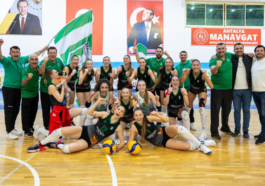 Manavgat'ın voleybolcu kızları sezonu namağlup tamamladı