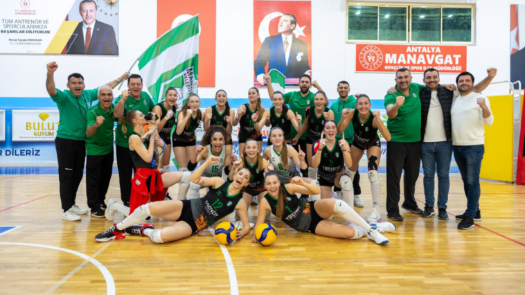 Manavgat'ın voleybolcu kızları sezonu namağlup tamamladı