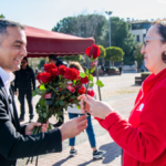 Manavgat'ta Başkan Kara, vatandaşa gül dağıttı
