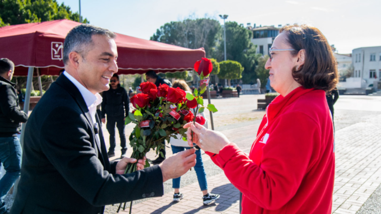 Manavgat'ta Başkan Kara, vatandaşa gül dağıttı