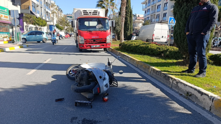 Manavgat'ta kamyon ile motosiklet çarpıştı 2 yaralı