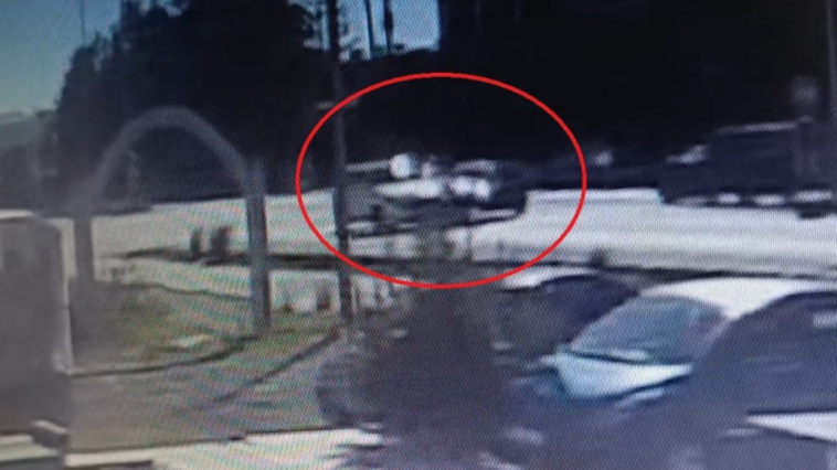 Manavgat'ta kavşakta iki otomobil çarpıştı