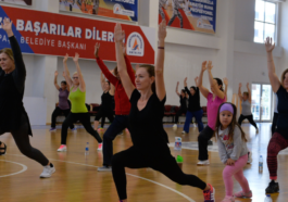 Muratpaşalılar 16 parkta güne sporla başlıyor