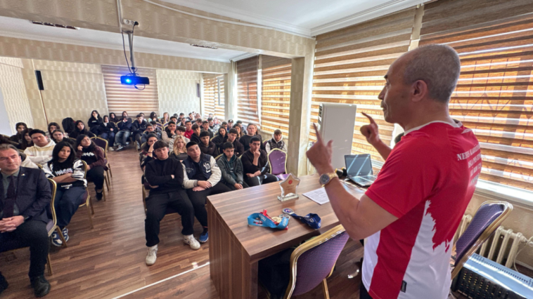 Öğrencilerle tecrübelerini paylaştı