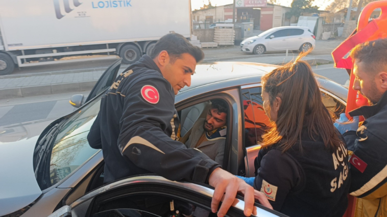 Okul servisi kaza yaptı, sürücü araçta sıkıştı