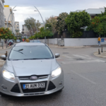 Otomobille çarpışan motosiklet sürücüsü yaralandı