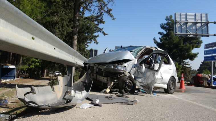 Otomobiller çarpıştı 1'i ağır 3 yaralı