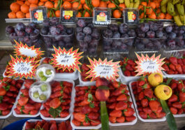 Şeftali 150, erik 100 lira