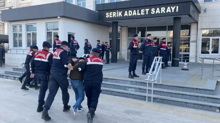 Serik'te 8 torbacı yakalandı