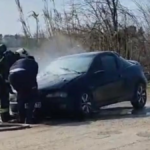 Seyir halindeki otomobil alev aldı