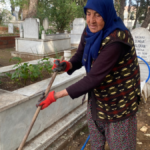 20 yıldır mezar temizliği yapıyor