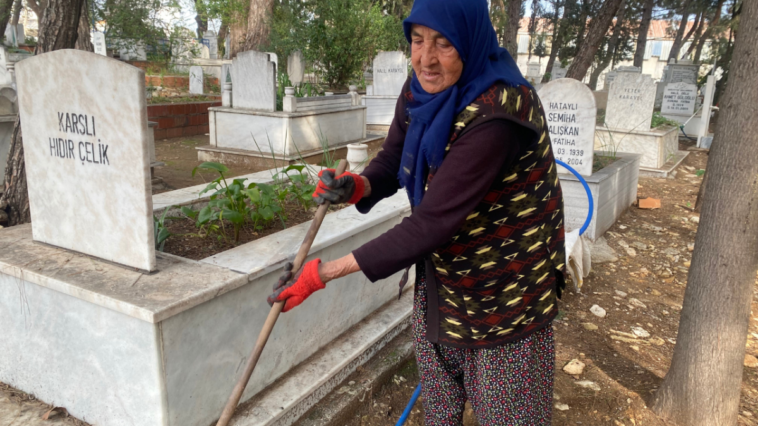 20 yıldır mezar temizliği yapıyor