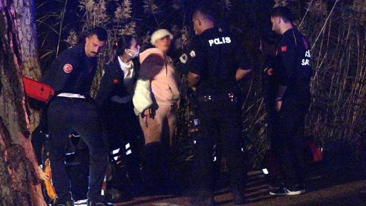 Antalyada bataklığa saplanıp mahsur kalan kadın 4 saat sonra vinçle kurtarıldı