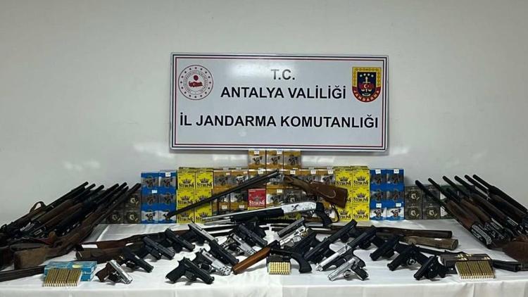 Aksuda ruhsatsız silah operasyonu; 22 şüpheli yakalandı