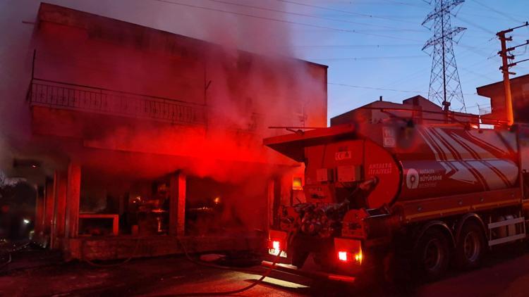 Evi yakıp, av tüfeğiyle itfaiyeyi engelledi