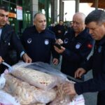 Zabıta otobüsle gönderilen 300 kilo sakatata el koydu