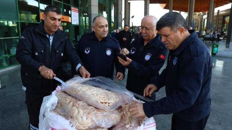 Zabıta otobüsle gönderilen 300 kilo sakatata el koydu